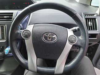 2013 Toyota PRIUS ALPHA - Thumbnail